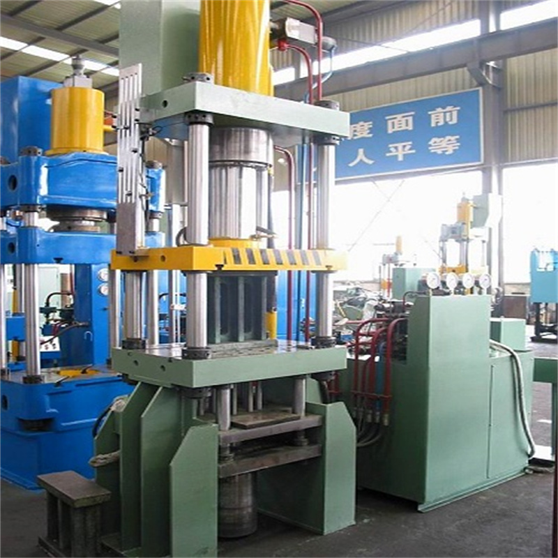 Lille hydraulisk presse- og støbemaskine med fire kolonner til hydraulisk olie